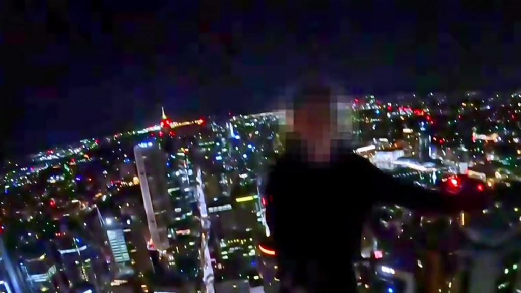 Daredevil sube una grúa de 300 metros en Sídney sin