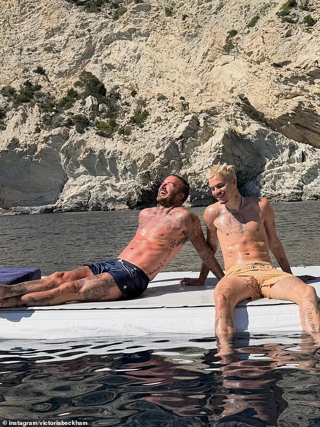 David Beckham et Roméo montrent leurs corps toniques alors qu'ils