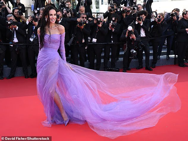 Demi Moore, 63 ans, vole la vedette dans une robe
