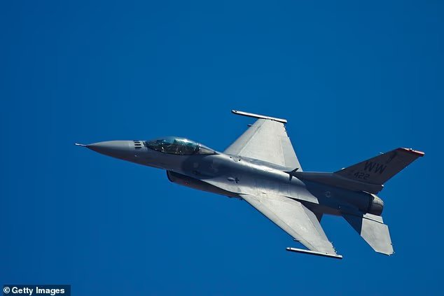 Des avions de combat survolent Washington alors que les habitants