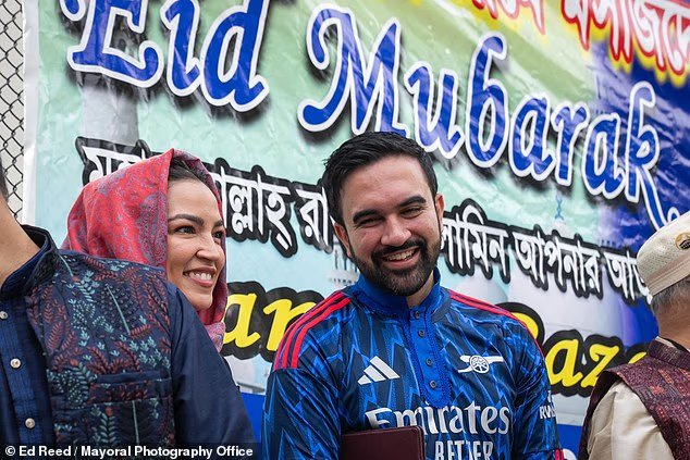 Des hommes musulmans vus parler d'AOC en hijab et l'IGNORER