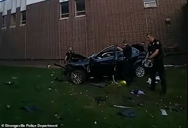 Des images dramatiques montrent des policiers se précipitant dans le