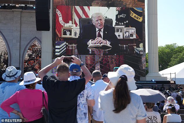 Des milliers de personnes se rassemblent pour entendre Trump titrer