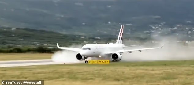 Des passagers terrifiés hurlent alors qu'un avion quitte la piste