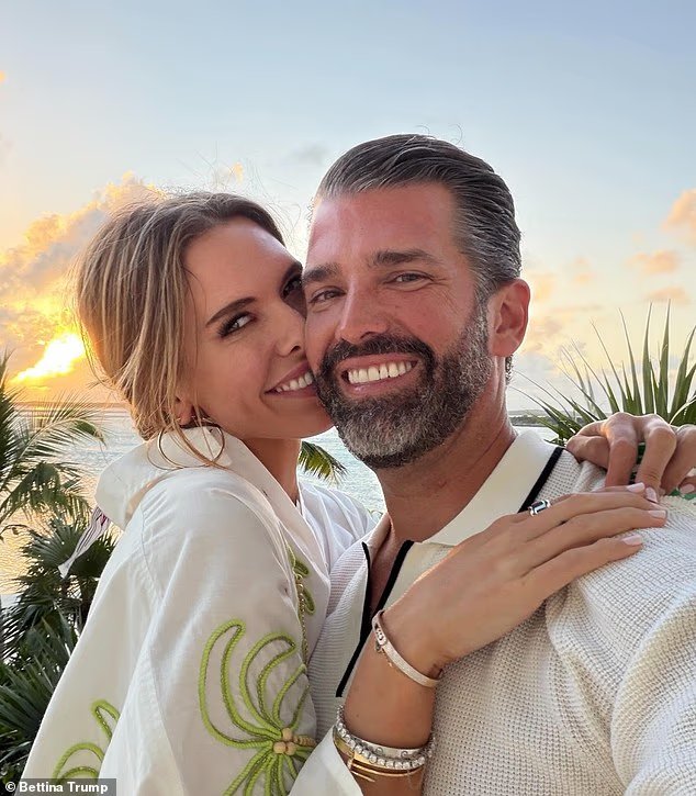 Donald Trump Jr., embrassé par le soleil, et sa nouvelle