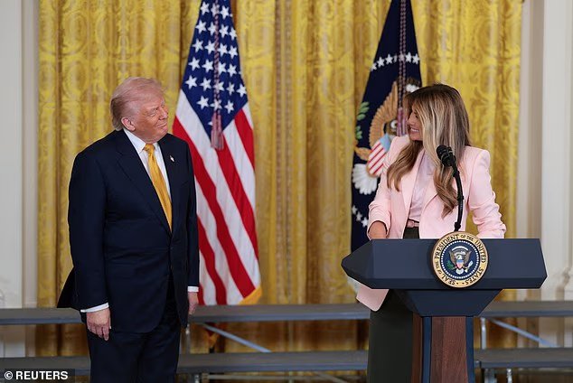 Donald Trump courtise les mamans militaires avec un sourire radieux
