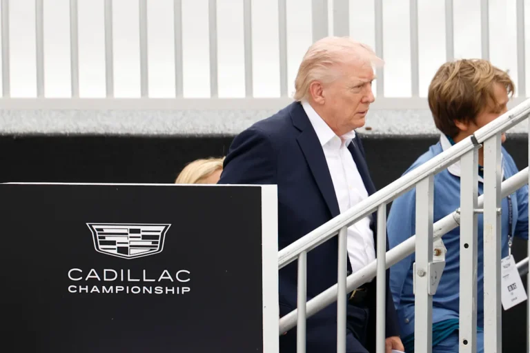 Donald Trump et Kay Trump regardent le championnat Cadillac à