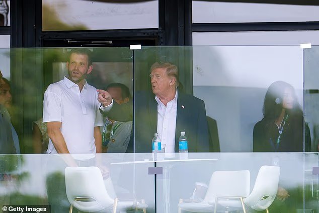 Donald Trump rejoint son fils Eric derrière une vitre pare-balles