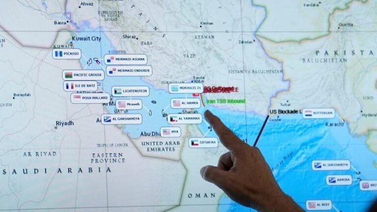 Dos misiles alcanzaron un buque de guerra estadounidense que intentaba