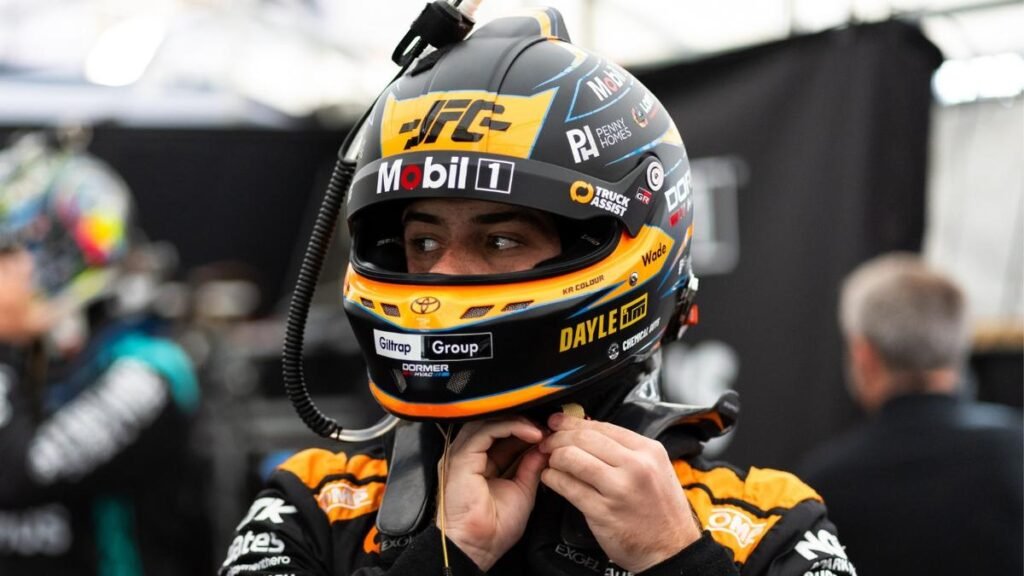 El árbitro de Supercars Craig Baird es golpeado por la