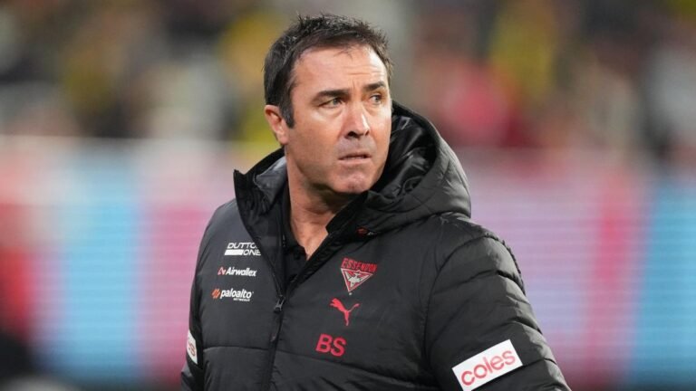 El asistente de Essendon, Ben Jacobs, y el jefe de
