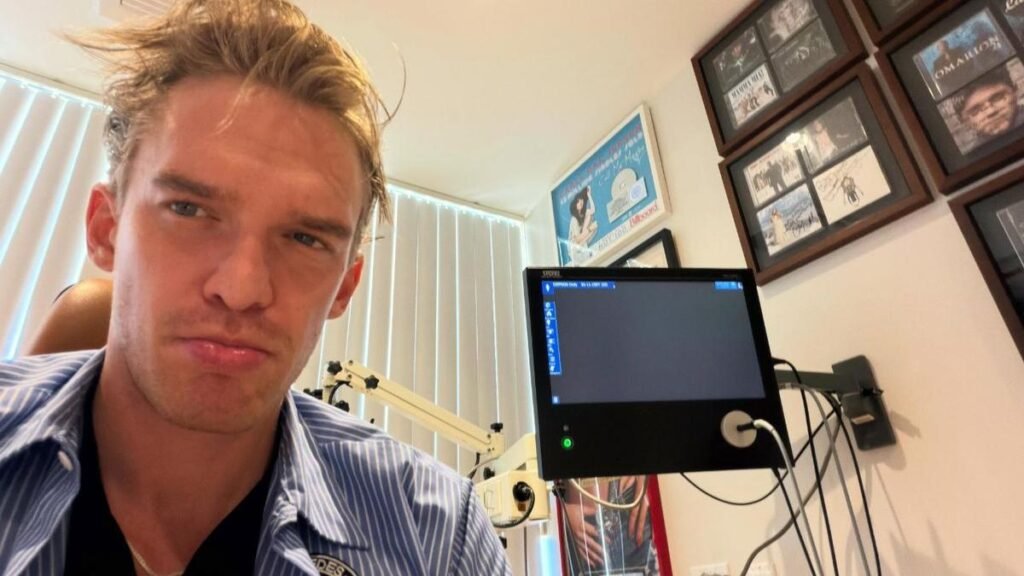El cantante Cody Simpson se lesionó gravemente las cuerdas vocales,