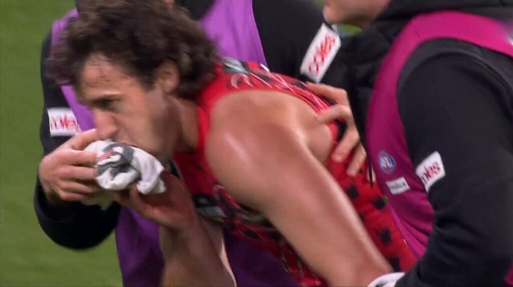 El capitán de Essendon, Andy McGrath, enviado al hospital después
