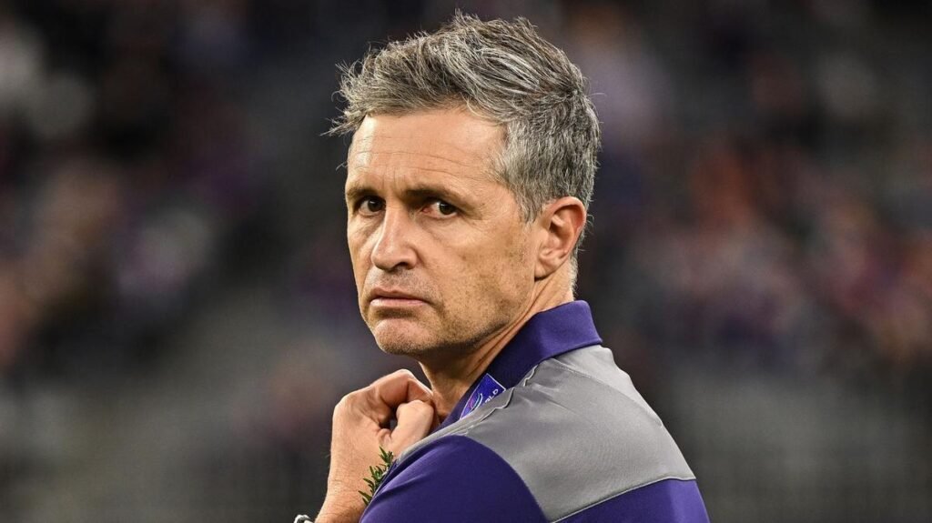 El entrenador de Fremantle, Justin Longmuir, levanta la tapa del