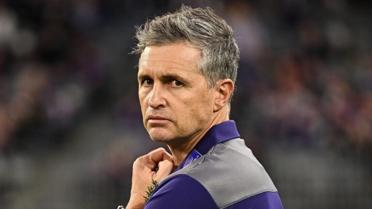 El entrenador de Fremantle, Justin Longmuir, levanta la tapa del
