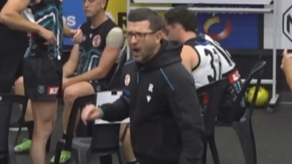 El entrenador de Port Adelaide, Josh Carr, critica a los