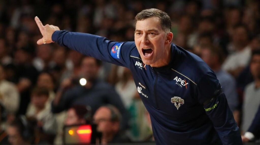 El entrenador de los Adelaide 36ers, Mike Wells, dimitió una