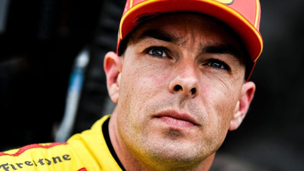 El ex campeón de Supercars Scott McLaughlin vuela durante la