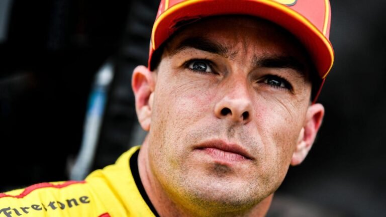 El ex campeón de Supercars Scott McLaughlin vuela durante la