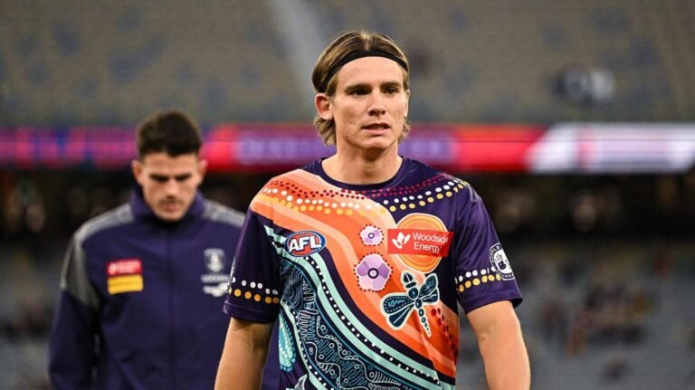 El policía de Fremantle, Caleb Serong, se sorprende y Collingwood