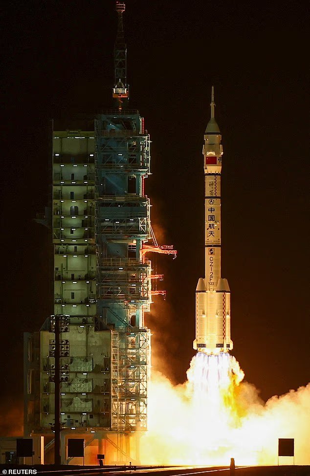 Exploser! La Chine lance un vol spatial avec trois équipages