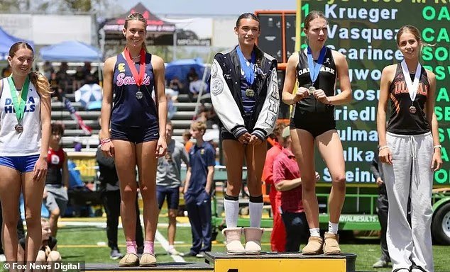 Fureur aux championnats d'athlétisme du lycée alors qu'une athlète trans