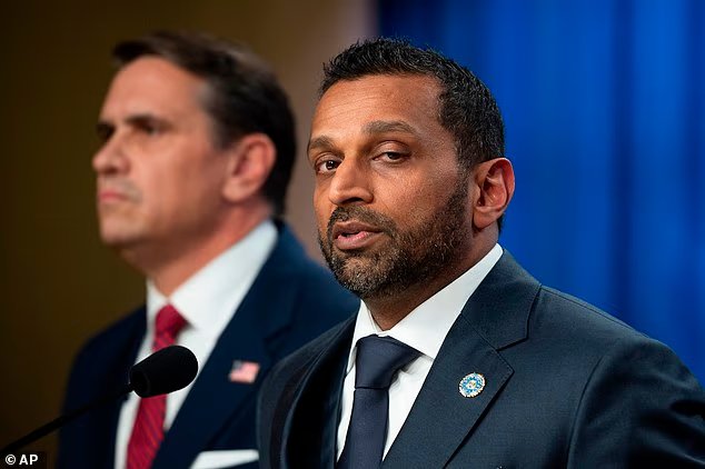 Furieux alors que Kash Patel plonge dans la tombe sacrée