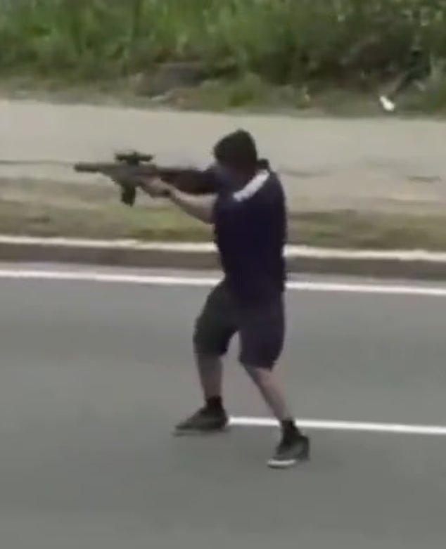 Furieux alors qu'un homme armé ouvre le feu sur des