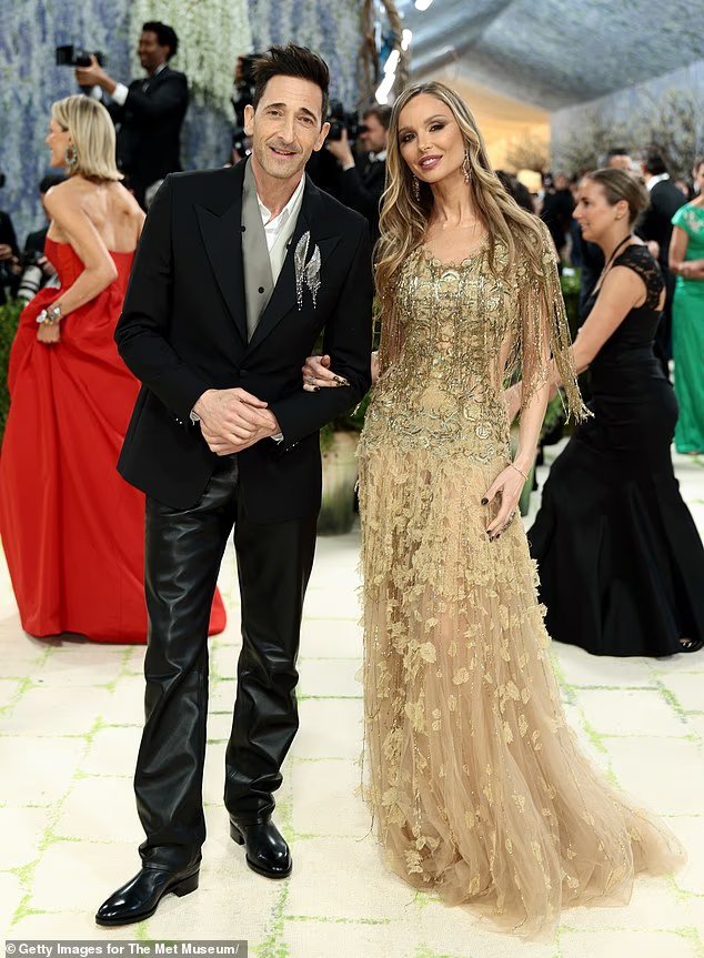 Georgina Chapman, la partenaire glamour d'Adrien Brody, est éblouissante dans