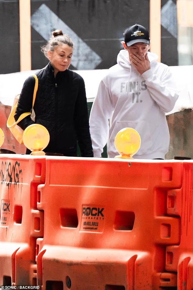 Hugh Jackman et Sutton Foster semblent tendus lors d'un rendez-vous