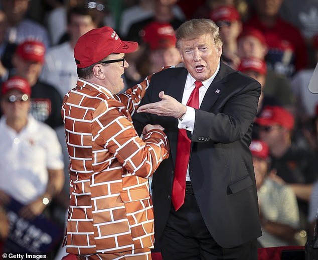 Il est devenu une star de MAGA lors des rassemblements