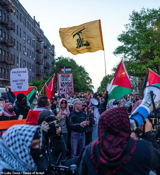 Indignation face au drapeau du Hezbollah et aux insultes antisémites