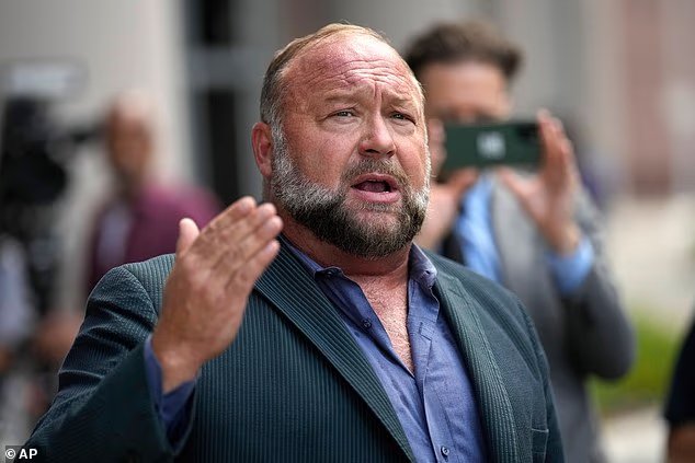 Infowars s'effondre de façon dramatique alors qu'Alex Jones est accusé
