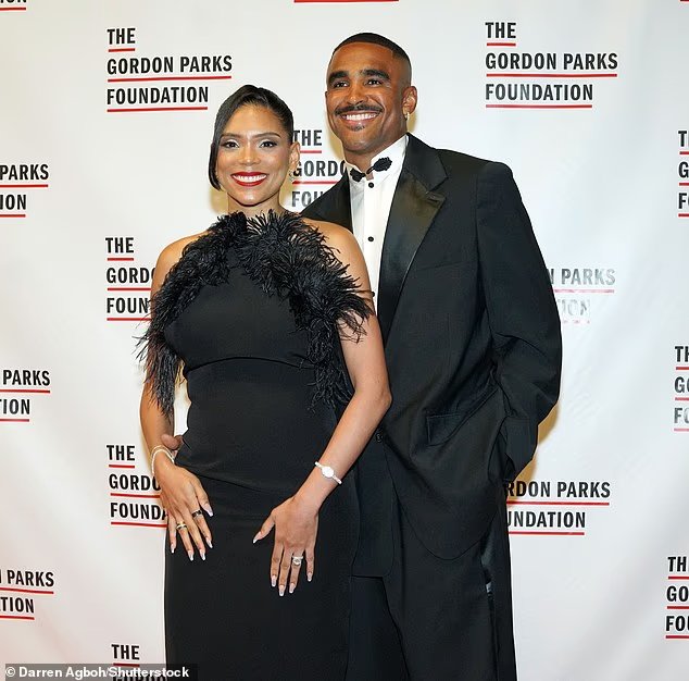 Jalen Hurts des Eagles et sa femme glamour sautent les