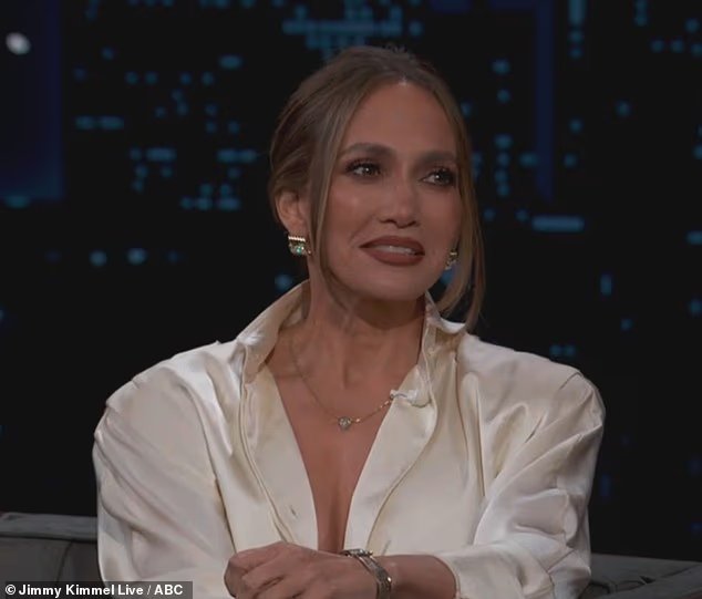 Jennifer Lopez retient ses larmes en révélant que ses jumeaux