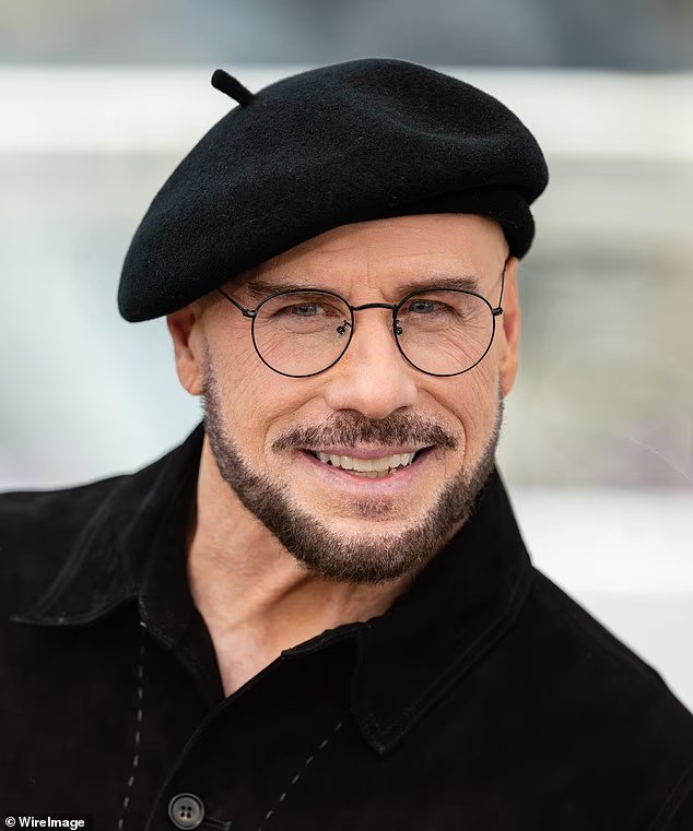 John Travolta explique CE look viral du béret de Cannes