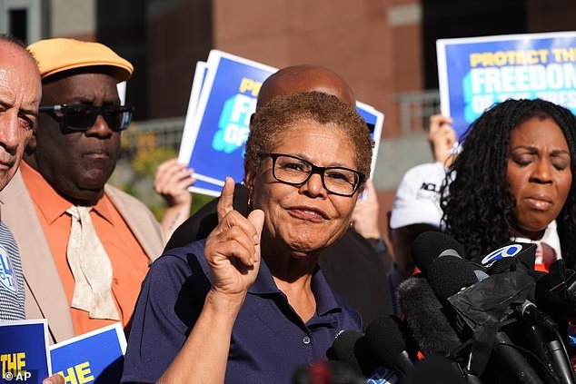 Karen Bass S'ARRÊTE du débat clé à la mairie après
