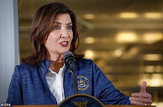 Kathy Hochul fait une erreur embarrassante en essayant de se