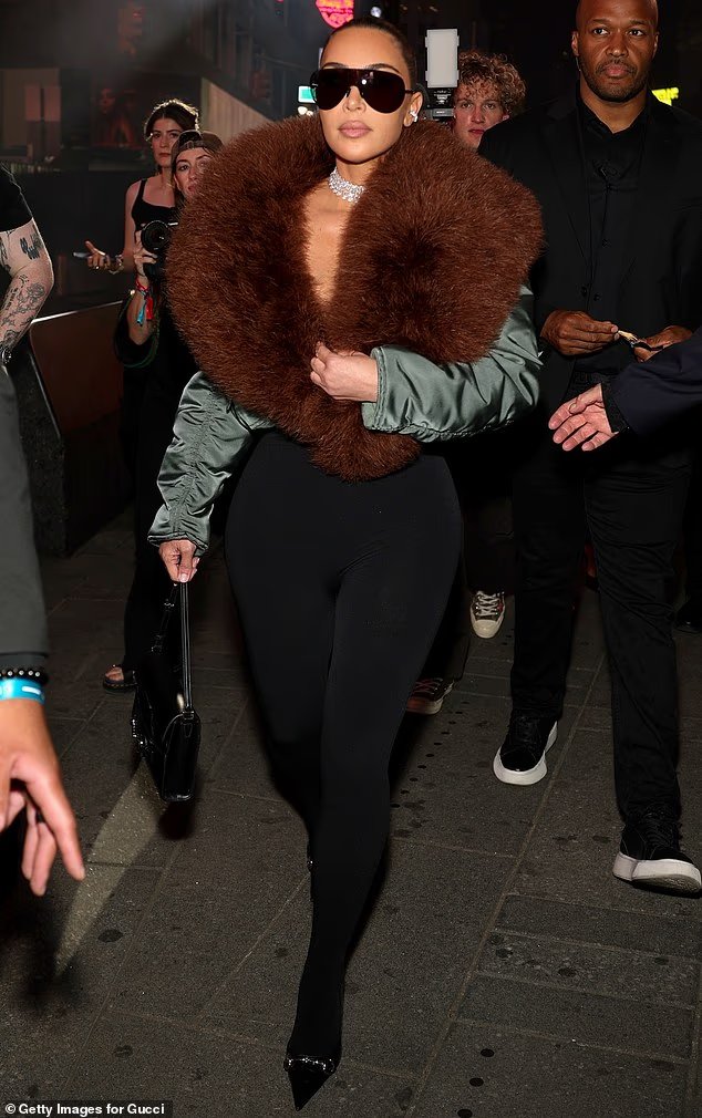 Kim Kardashian critiquée pour sa tenue "ridicule" au défilé Gucci