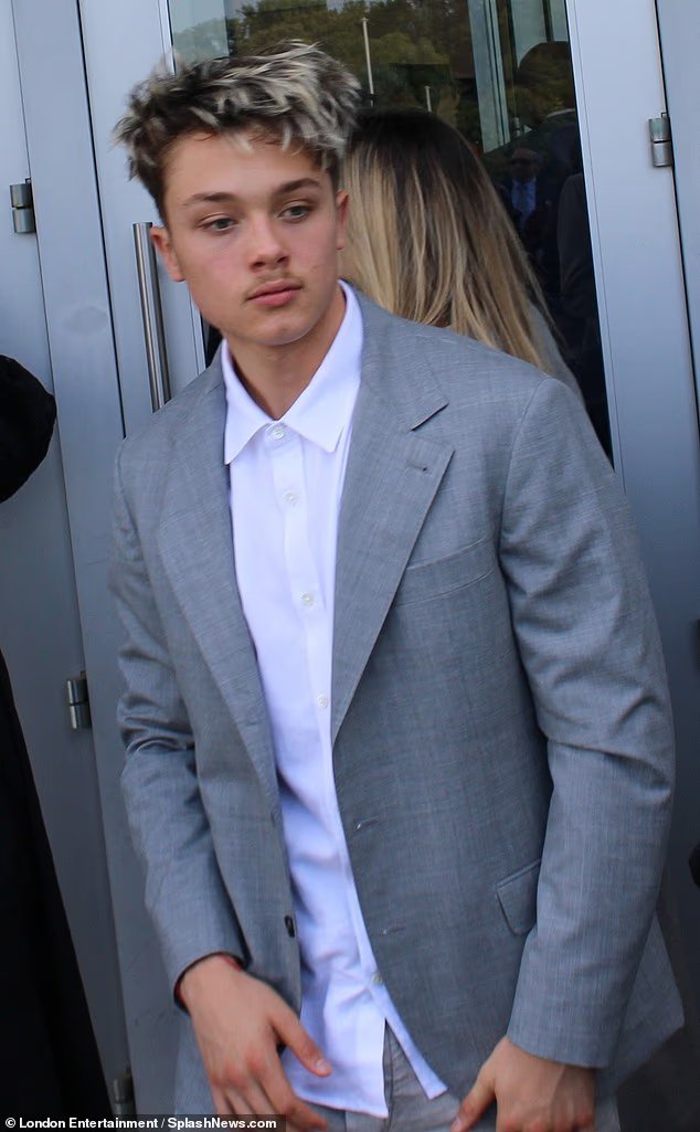 Knox, le fils d'Angelina Jolie, 17 ans, ressemble au portrait