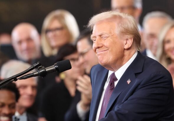 La administración Trump bloquea 30 GW de energía eólica alegando