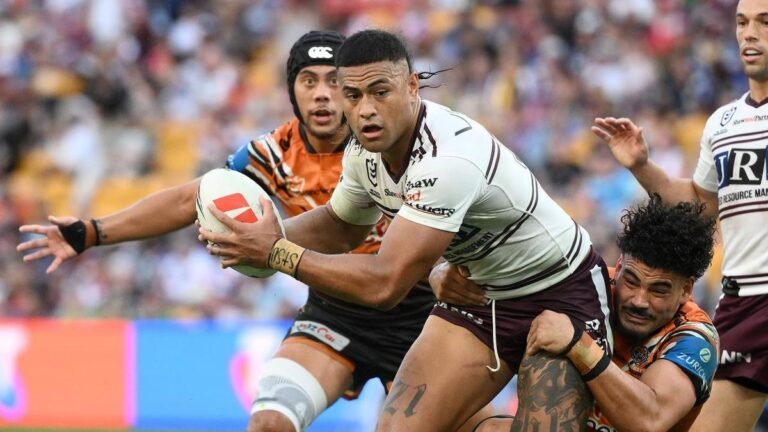 La estrella de los Sea Eagles, Haumole Olakauatu, le envía