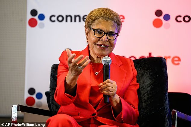 La maire de Los Angeles, Karen Bass, commence à émettre