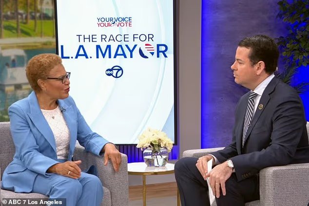 La maire de Los Angeles en difficulté, Karen Bass, double