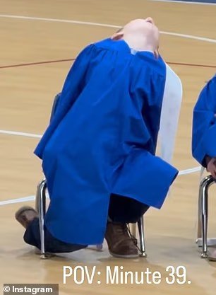 La maternelle devient virale en bâillant et en s'ennuyant lors