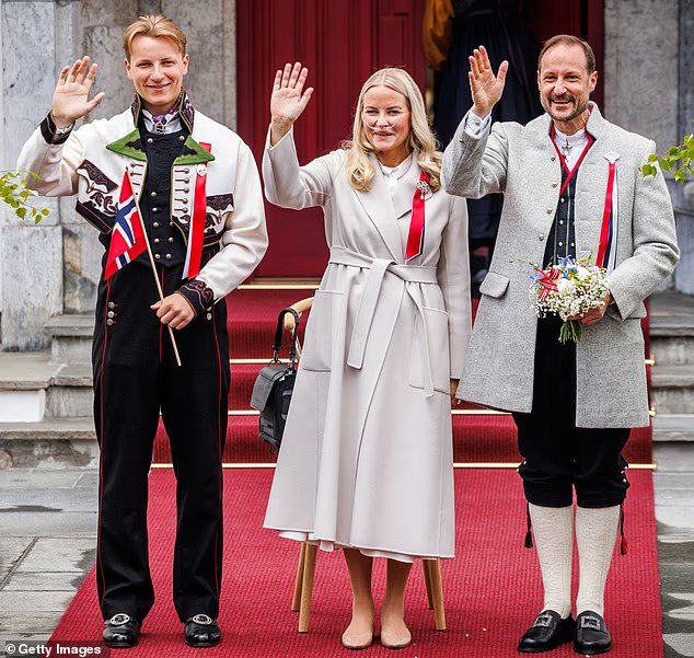 La princesse Mette Marit de Norvège porte un masque à