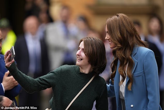 La princesse de Galles pose pour des selfies et discute
