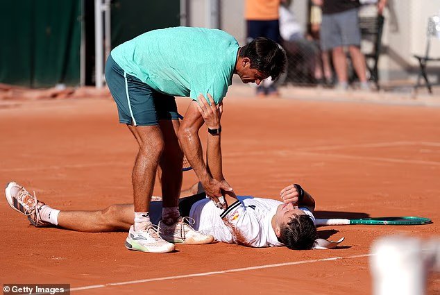 La star de Roland-Garros s'effondre pendant plus de CINQ minutes
