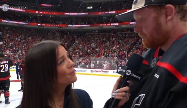 La star de la LNH retient ses larmes après avoir