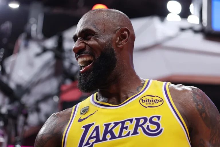 La star des Lakers, LeBron James, franchit une nouvelle étape